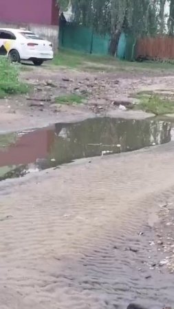 Улицу Песчаная размыло после вчерашнего ливня.