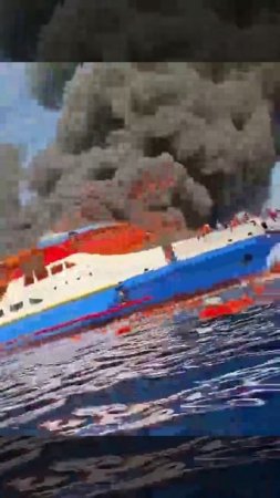 Пассажирский паром сгорел у берегов Индонезии. Люди прыгали в воду спасаясь от огня.