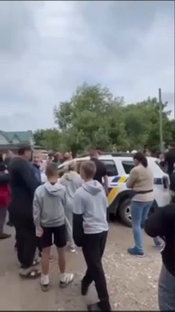 На Бандеровщине встречают полицию и военкомов!