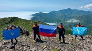 Сахалинские спасатели МЧС покорили вершину вулкана Баранского на острове Итуруп