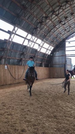 Екатерина на Аквилон впервые пробует ехать рысью на корде.