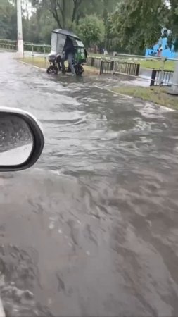 Сегодня от природы опять досталось Москве. 

Топит и область и саму столицу. Дождь шёл всю ночь и ос