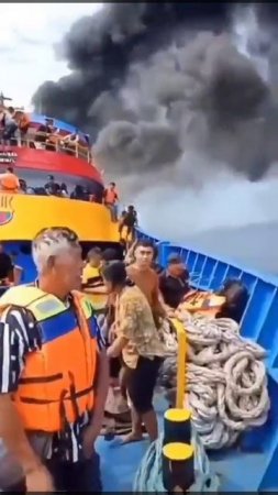 Пассажирский паром сгорел у берегов Индонезии. Люди прыгали в воду спасаясь от огня.