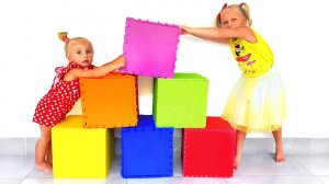 Ева и Алиса открывают коробки с игрушками! Видео для детей.