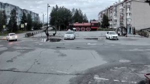 В Ноябрьске водитель легковушки сбил столб освещения и потом скрылся с места происшествия