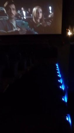 в кино театр не одного посетителя.  смотрел фильм один в зале .