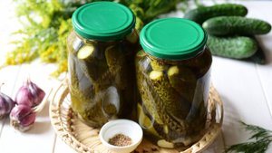 🌿 Хрустящие и ароматные! Маринованные огурцы с кориандром — хит каждой зимы!