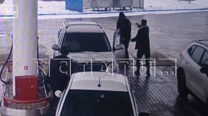 Против водителя, который без очереди пытался пробиться к бензоколонке, применили газ и сожгли ему ро