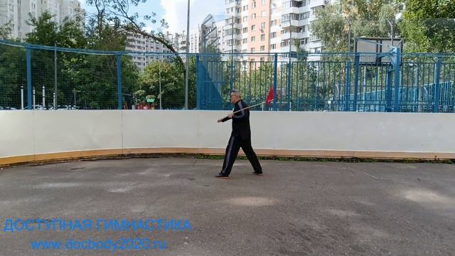 Упражнения с копьём на спортплощадке (8)