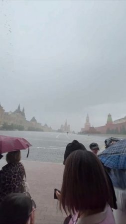 Сильнейший ливень уже начался в Москве и опустошил Красную площадь.