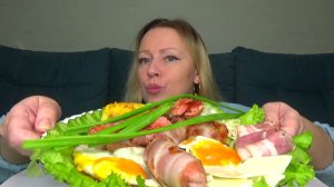 Мукбанг яйца жареные с беконом, рулетики из бекона, овощи и зелень. Еда на камеру.