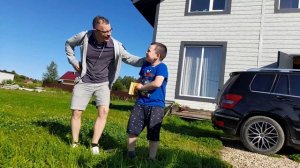 Бреем усы дедушке