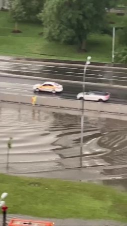 Машина утонула посреди огромного моря недалеко от «Молодёжной»