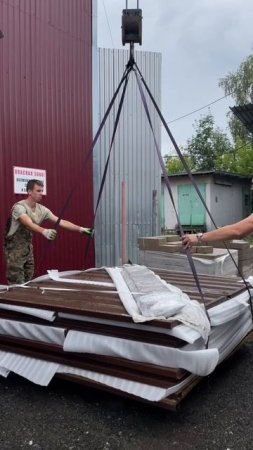Погрузка разобранного шоколадного хозблока SKOGGY на манипулятор