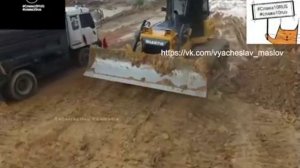 Строительная Техника Бульдозер Shantui И Самосвалы Засыпают Грунт