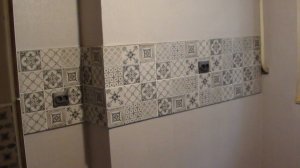 Ремонт кухни движется// Поклеил часть стены обоями// Покрасил батареи// Лепотааа!