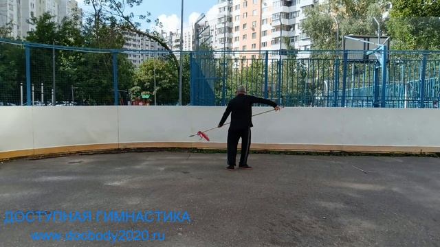 Упражнения с копьём на спортплощадке (2)