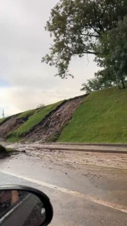 😳На пересечении Минской улицы и проспекта Багратиона газон смыло прямо на проезжую часть😳