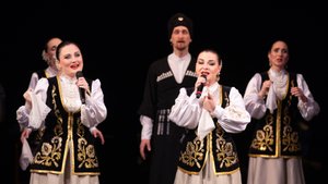 "Черный ворон на белой березе"