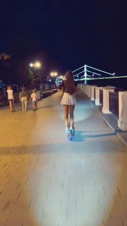 Красавица на самокате в белой юбке
