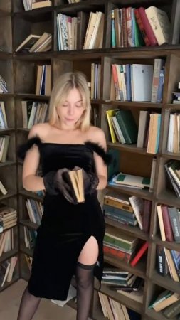 Сексуальная блондинка в черных чулках