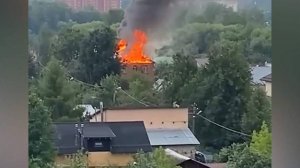 Частный дом в Ивантеевке загорелся из-за падения обломков дрона
