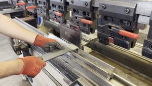 Гибка скобы для ЛЭП из углеродистой стали Ст3 6 мм