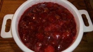 Варю клубничное варенье. Все свое-это здорово, да еще на севере..