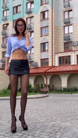 Сексуальная красавица в очках с длинными ножками