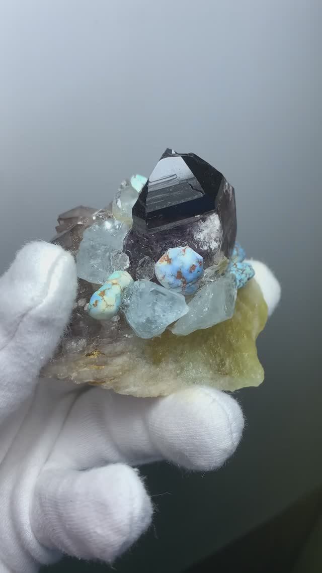 Композиция из камней и кристаллов: кварц Брандберг, топаз, бирюза, датолит, херкимер