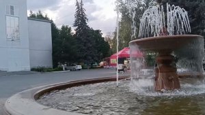 Мира,Папа и фонтан.