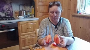 Дегустируем помидор 🍅🍅🍅 
Валера.
