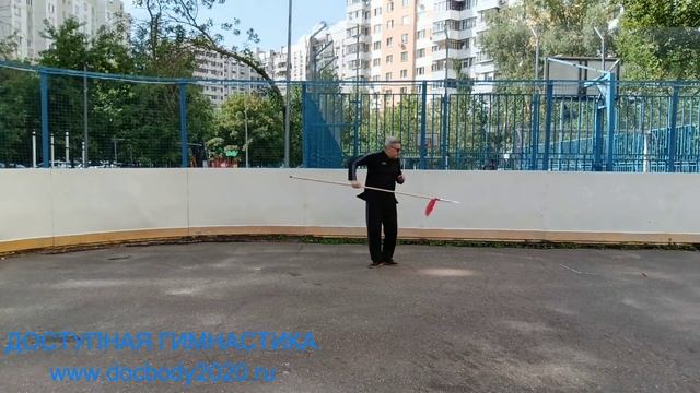 Упражнения с копьём на спортплощадке (5)