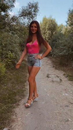 Загорелая красавица в джинсовых шортиках