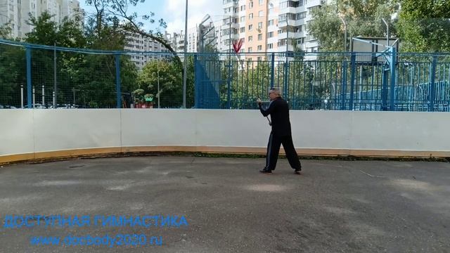 Упражнения с копьём на спортплощадке (7)