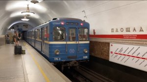 «Уходящая эпоха» Ема-502 №7128 отправляется со станции Площадь восстания