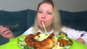 Мукбанг макароны спагетти, ноги и крылышки куриные, зелень, овощи. Еда на камеру.