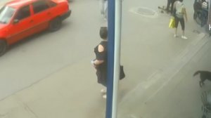🔴В центре Павлограда хохол одним хуком вырубил военного мЫколу. Получил в пятак🤣🔴