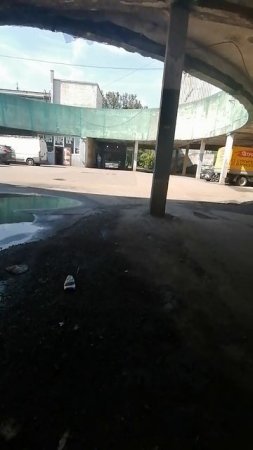 У библиотеки