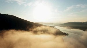 Горы видео: захватывающие виды гор, неба, облаков и снежных вершин с дрона