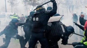 9.1европолиДзаи толкают евромайдаВОШЕК в спину