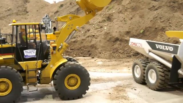 RC экскаваторы и самосвалы и самосвалы на радиоуправлении в действии на выставке
