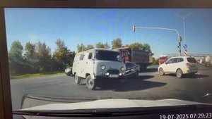 Успеваем повернуть налево через 3 ряда на УАЗике в Набережных Челнах