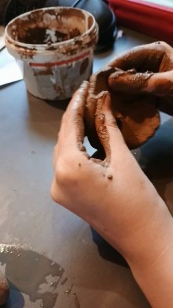 лепим из глины чашечки дети