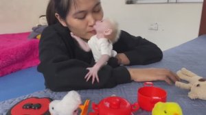 Обезьянка крошка БУКАШКА целует маму просится на руки Играет с мамой игрушками