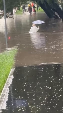 💦Женщина по пояс в воде пытается пройти в районе «Багратионовской»💦