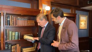 На пальцах, старинных книгах и булавке об интеллектуальной собственности. БГ С Валерием Медведевым