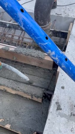 На стройплощадке Auf der Baustelle #shorts #стройка #лестница #бетон #немцы #дом #прораб #опалубка
