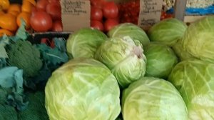 как много фруктов на рынке овощей