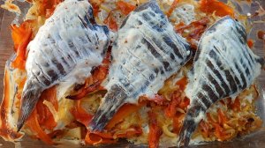 Камбала в сметане с овощами. Прекрасный вариант приготовления нежной рыбы к ужину или обеду.